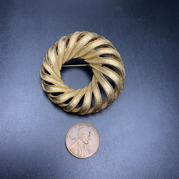 Boucher Round Brooch Pin Gold Tone Textured 3D Look Classic Signed Vintage - Picture 3 of 6